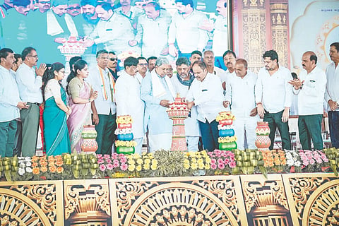 ಮುಖ್ಯಮಂತ್ರಿ ಸಿದ್ದರಾಮಯ್ಯ, ಉಪಮುಖ್ಯಮಂತ್ರಿ ಡಿ.ಕೆ.ಶಿವಕುಮಾರ್, ಸಮಾಜಕಲ್ಯಾಣ ಇಲಾಖೆಯ ಸಚಿವ ಡಾ.ಎಚ್.ಸಿ.ಮಹದೇವಪ್ಪ, ಲೋಕೋಪಯೋಗಿ ಸಚಿವ ಸತೀಶ್ ಜಾರಕಿಹೋಳಿ, ಸಂಸದ ಸುನಿಲ್ ಬೋಸ್, ಜಿಲ್ಲಾಧಿಕಾರಿ ಶ್ರೀರೂಪಾ, ಜಿಪಂ ಸಿಇಒ ಮೋನಾ ರೋತ್, ಉಪವಿಭಾಗಾಧಿಕಾರಿ ಧಮೇರ್ಂದ್ರಕುಮಾರ್ ಮೀನಾ, ತಹಸೀಲ್ದಾರ್ ಎಂ.ಎಸ್.ತನ್ಮಯಿ, ಮಾಜಿ ಸಚಿವೆ ಡಾ.ಗೀತಾ ಮಹದೇವಪ್ರಸಾದ್, ಶಾಸಕರಾದ ಸಿ.ಪುಟ್ಟರಂಗಶೆಟ್ಟಿ, ಎ.ಆರ್.ಕೃಷ್ಣಮೂರ್ತಿ, ಅನಿಲ್ ಚಿಕ್ಕಮಾಧು, ಧ್ರುವನಾರಾಯಣ್, ಕಾಡಾ ಅಧ್ಯಕ್ಷ ಮರಿಸ್ವಾಮಿ, ಮಾಜಿ ಅಧ್ಯಕ್ಷ ಎಚ್.ಎಸ್.ನಂಜಪ್ಪ, ಚಾಮುಲ್ ನಿರ್ದೇಶಕ ಎಚ್.ಎಸ್.ನಂಜುಂಡಪ್ರಸಾದ್, ಗ್ಯಾರೆಂಟಿ ಸಮಿತಿಯ ಅಧ್ಯಕ್ಷ ಎಚ್.ವಿಚಂದ್ರು ಇದ್ದರು.