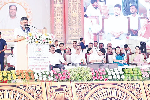 ಗುಂಡ್ಲುಪೇಟೆ ಪಟ್ಟಣದಲ್ಲಿ ಆಯೊಜಿಸಿದ್ದ ನಾನಾ ಅಭಿವೃದ್ಧಿ ಕಾರ್ಯಗಳಗೆಚಾಲನೆ ಕಾರ್ಯಕ್ರಮದಲ್ಲಿ ಡಿ.ಕೆ.ಶಿವಕುಮಾರ್ ಮಾತನಾಡಿದರು. ಸಿದ್ದರಾಮಯ್ಯ, ಸತೀಶ್ ಜಾರಕಿಹೊಳಿ, ಎಚ್.ಸಿ.ಮಹದೇವಪ್ಪ, ಡಾ.ಗೀತಾ ಮಹದೇವಪ್ರಸಾದ್, ಗಣೇಶ ಪ್ರಸಾದ್ ಇದ್ದರು.