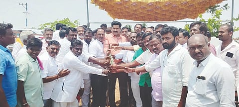 ಕಾರಟಗಿ ರೈಲು ನಿಲ್ದಾಣ ರಸ್ತೆಯಲ್ಲಿ ಭಗೀರಥ(ಉಪ್ಪಾರ )ಸೇವಾ ಸಮಿತಿಯ ಸಮುದಾಯ ಭವನ ನಿರ್ಮಾಣ ಕಾಮಗಾರಿಗೆ ಸಚಿವ ಶಿವರಾಜ ತಂಗಡಗಿ ಮಂಗಳವಾರ ಭೂಮಿಪೂಜೆ ನೆರವೇರಿಸಿದರು. ಪುರಸಭೆ ಅಧ್ಯಕ್ಷ ಮಂಜುನಾಥ ಮೇಗೂರು, ಶರಣಪ್ಪ ಪರಕಿ ಇದ್ದರು.