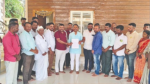 ಬಾದಾಮಿ ನಗರದಲ್ಲಿ ಸಹಕಾರಿ ಧುರೀಣ ಕುಮಾರಗೌಡ ಜನಾಲಿ ಅವರ 56ನೇ ಜನ್ಮದಿನವನ್ನು ಸಂಭ್ರಮದಿಂದ ಆಚರಿಸಲಾಯಿತು. ಎಂ.ಕೆ. ಪಟ್ಟಣಶೆಟ್ಟಿ , ಶಾಂತಗೌಡ ಪಾಟೀಲ, ನಾಗರಾಜ ಕಾಚಟ್ಟಿ ಇತರರಿದ್ದಾರೆ.