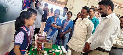 ಬಾದಾಮಿ ಕಾಳಿದಾಸ ಶಿಕ್ಷಣ ಸಂಸ್ಥೆ ಆವರಣದಲ್ಲಿ ಶಾಸಕ ಭೀಮಸೇನ ಚಿಮ್ಮನಕಟ್ಟಿ ವಿಜ್ಞಾನ ವಸ್ತು ಪ್ರದರ್ಶ ವೀಕ್ಷಣೆ ಮಾಡಿದರು. ಸಹಾಯಕ ಪ್ರಾಧ್ಯಾಪಕ ವಿಠಲ ಕೊರಣ್ಣವರ, ಸಂಸ್ಥೆ ಸಮನ್ವಯಾಧಿಕಾರಿ ಡಾ. ರಾಘವನ್ ಕಾವಲನ ಇತರರಿದ್ದರು.