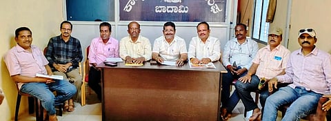  ಬಾದಾಮಿ ನಗರದಲ್ಲಿ ಜಂಟಿ ಸುದ್ದಿಗೋಷ್ಠಿಯಲ್ಲಿ ಹೋರಾಟ ಸಮಿತಿ ಅಧ್ಯಕ್ಷ ಎಂ.ಎಸ್. ಹಿರೇಹಾಳ ಮತ್ತು ಕಾರ್ಯದರ್ಶಿ ಇಷ್ಟಲಿಂಗ ನರೇಗಲ್ ಮಾತನಾಡಿದರು. ಚಂದ್ರು ಸೂಡಿ, ರಮೇಶ ನಾಲತವಾಡ, ಹನಮಂತ ತಳವಾರ ಇತರರಿದ್ದರು.