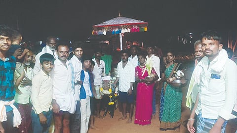 ಶಿರಾ ತಾಲೂಕಿನ ಬುಕ್ಕಾಪಟ್ಟಣ ಹೋಬಳಿಯ ತುಪ್ಪrain ದಕೋಣ ಗೊಲ್ಲರಹಟ್ಟಿಯ ಗ್ರಾಮಸ್ಥರು ಕತ್ತೆಗಳ ಮದುವೆ ಮಾಡಿ ಮಳೆಗಾಗಿ ಪ್ರಾರ್ಥಿಸಿದರು.