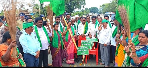  ಚಿಕ್ಕಬಳ್ಳಾಪುರ ಜಿಲ್ಲಾಡಳಿತ ಮುಂಭಾಗ ರಾಜ್ಯ ರೈತ ಸಂಘ ಹಾಗೂ ಹಸಿರು ಸೇನೆಯು ಕೈಗೊಂಡಿರುವ ಹೋರಾಟದಲ್ಲಿ ರೈತರು ಪಿಂಡ ಪ್ರದಾನ ಮಾಡಿದರು.