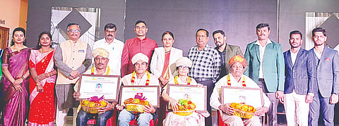 ಚನ್ನರಾಯಪಟ್ಟಣದಲ್ಲಿನ ಟೈಮ್ಸ್ ಪಿಯು ಕಾಲೇಜಿನಲ್ಲಿ ನಡೆದ ಕಾನೂನು ಅರಿವು, ದ್ವಿತೀಯ ವರ್ಷದ ಪಿಯು ವಿದ್ಯಾರ್ಥಿಗಳ ಬೀಳ್ಕೊಡುಗೆ ಸಮಾರಂಭ ಹಾಗೂ ಟೈಮ್ಸ್ ಸಾಧಕ ಪ್ರಶಸ್ತಿ ಸಮಾರಂಭದಲ್ಲಿ ವಿವಿಧ ಕ್ಷೇತ್ರದ ಸಾಧಕರನ್ನು ಗೌರವಿಸಲಾಯಿತು.ವಿ.ಕುಸುಮಾ ಜೆ.ಆರ್. ಕೆಂಚೇಗೌಡ, ಬಿ.ಕೆ.ಗಂಗಾಧರ್, ಹನುಮಂತರಾವ್, ಶ್ರೀಕಂಠ, ಎ.ಸಿ.ಸುನೀಲ್, ಸಂಜಯ್ ಇತರರು ಇದ್ದರು.