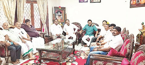 ಚನ್ನರಾಯಪಟ್ಟಣದಲ್ಲಿ ಆಯೋಜಿಸಿದ್ದ ಸಭೆಯಲ್ಲಿ ಕಾಂಗ್ರೆಸ್ ಮುಖಂಡರು ಹಾಗೂ ಕಾರ್ಯಕರ್ತರು ಉಪಸ್ಥಿತರಿದ್ದರು.  