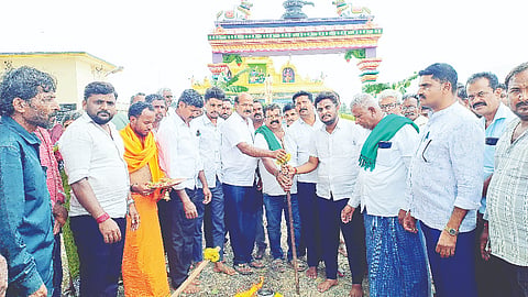 ಚನ್ನರಾಯಪಟ್ಟಣ ತಾಲೂಕು ಬರಗೂರು ಬೀರಲಿಂಗೇಶ್ವರ ದೇವಾಲಯದ ಕಾಂಕ್ರೀಟ್ ರಸ್ತೆ ಕಾಮಗಾರಿಗೆ ಸಂಸದ ಶ್ರೇಯಸ್ ಪಟೇಲ್ ಶುಕ್ರವಾರ ಭೂಮಿಪೂಜೆ ನೆರವೇರಿಸಿದರು. ಮುಖಂಡರಾದ ಶಶಿಧರ್, ಶಂಕರ್, ರವಿ ಇತರರಿದ್ದರು.