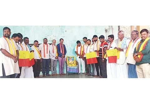ದೇವದುರ್ಗದಲ್ಲಿ ನಿಜಶರಣ ಅಂಬಿಗರ ಚೌಡಯ್ಯ ಜಯಂತಿ ಆಚರಣೆ ಮಾಡಲಾಯಿತು. ಕಸಾಪ ತಾಲೂಕು ಅಧ್ಯಕ್ಷ ಎಚ್.ಶಿವರಾಜ, ಪ್ರಮುಖರಾದ ಹನುಮಂತಪ್ಪ ಮನ್ನಾಪುರ, ಬಸವರಾಜ ಕೊಪ್ಪರ, ಶಿವರಾಜ ರುದ್ರಾಕ್ಷಿ, ಬಸವರಾಜ ಬ್ಯಾಗವಾಟ್, ಶಾಂತಪ್ಪ ಅಡಕಲಗುಡ್ಡ, ಸುರೇಶ ಅಂಗಡಿ, ಚಂದ್ರಶೇಖರ ಪಾಟೀಲ್, ಶರಣು ನಾಯಕ ಇತರರಿದ್ದರು.