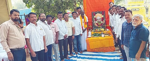 ದೇವದುರ್ಗದಲ್ಲಿ ಸಿದ್ಧಗಂಗಾ ಶ್ರೀ ಶಿವಕುಮಾರ ಸ್ವಾಮೀಜಿ ಪುಣ್ಯಸ್ಮರಣೆ ಕಾರ್ಯಕ್ರಮ ಜರುಗಿತು. ಶಿವಕುಮಾರ ಸ್ವಾಮೀಜಿ ಅಭಿಮಾನಿ ಬಳಗದ ಸಂಚಾಲಕ ಮಲ್ಲಯ್ಯಸ್ವಾಮಿ ಅಂಜಳಮಠ, ಪ್ರಮುಖರಾದ ಶೀಖರೇಶ ಪಾಟೀಲ್, ಬಸವರಾಜ ಸ್ವಾಮಿ ಯರಮಸಾಳ, ರಂಗಣ್ಣ ಪಾಟೀಲ್ ಅಳ್ಳುಂಡಿ, ಚಂದ್ರಶೇಖರ ಪಾಟೀಲ್ ಮಿಯ್ಯಪುರ, ಶರಣಬಸವ ಕುಲಕರ್ಣಿ, ಆನಂದ ತಾತ ಇತರರಿದ್ದರು.