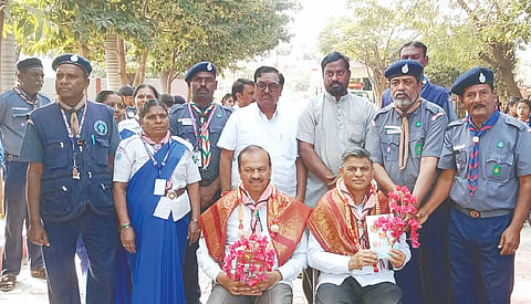 ದೇವದುರ್ಗದಲ್ಲಿ ಆಯೋಜಿಸಿದ್ದ ಸ್ಕೌಟ್ಸ್ ಗೇಟ್ಸ್ ಪರೀಕ್ಷಾ ಶಿಬಿರದಲ್ಲಿ ಕಸಾಪ ಮಾಜಿ ಜಿಲ್ಲಾಧ್ಯಕ್ಷ ಮಹಾಂತೇಶ್ ಮಸ್ಕಿ, ಶಿಕ್ಷಣ ಪ್ರೇಮಿ ಬಸವಂತರಾಯ ಕುರಿ ಅವರನ್ನು ಸನ್ಮಾನಿಸಲಾಯಿತು.