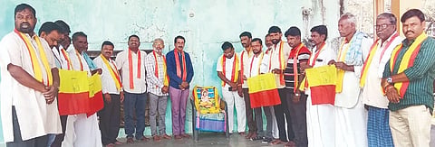 ದೇವದುರ್ಗದಲ್ಲಿ ನಿಜಶರಣ ಅಂಬಿಗರ ಚೌಡಯ್ಯ ಜಯಂತಿ ಆಚರಣೆ ಮಾಡಲಾಯಿತು. ಕಸಾಪ ತಾಲೂಕು ಅಧ್ಯಕ್ಷ ಎಚ್.ಶಿವರಾಜ, ಪ್ರಮುಖರಾದ ಹನುಮಂತಪ್ಪ ಮನ್ನಾಪುರ, ಬಸವರಾಜ ಕೊಪ್ಪರ, ಶಿವರಾಜ ರುದ್ರಾಕ್ಷಿ, ಬಸವರಾಜ ಬ್ಯಾಗವಾಟ್, ಶಾಂತಪ್ಪ ಅಡಕಲಗುಡ್ಡ, ಸುರೇಶ ಅಂಗಡಿ, ಚಂದ್ರಶೇಖರ ಪಾಟೀಲ್, ಶರಣು ನಾಯಕ ಇತರರಿದ್ದರು.