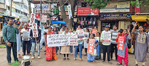 ದೆಹಲಿಯ ಜಂತರ್​ ಮಂತರ್​ನಲ್ಲಿ ಹೋರಾಟನಿರತ ವಿದ್ಯಾಥಿರ್ಗಳ ಮೇಲೆ ಪೊಲೀಸರು ಲಾಠಿ ಚಾರ್ಜ್​ ನಡೆಸಿರುವುದನ್ನು ಖಂಡಿಸಿ ಎಐಡಿವೈಒ, ಎಐಎಂಎಸ್​ಎಸ್​ ಸಂಟನೆಗಳಿಂದ ಧಾರವಾಡದ ವಿವೇಕಾನಂದ ವೃತ್ತದಲ್ಲಿ ಪ್ರತಿಭಟನೆ ಮಾಡಲಾಯಿತು.