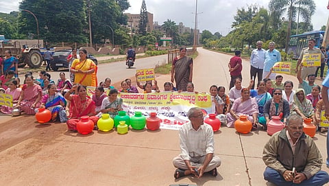 ಕುಡಿಯುವ ನೀರು ಸರಿಯಾಗಿ ಪೂರೈಕೆ ಮಾಡುತ್ತಿಲ್ಲ ಎಂದು ಆರೋಪಿಸಿ ಧಾರವಾಡ ಸತ್ತೂರಿನ ವಿವಿಧ ಬಡಾವಣೆಗಳ ನಿವಾಸಿಗಳು ಹುಬ್ಬಳ್ಳಿ- ಧಾರವಾಡ ಮುಖ್ಯ ರಸ್ತೆ ಬಂದ್​ ಪ್ರತಿಭಟನೆ ನಡೆಸಿದರು.
