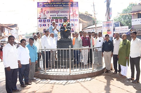 ಶಾಂತವೀರಪ್ಪ ಮೆಣಸಿನಕಾಯಿ ಮೂರ್ತಿಗೆ ಮಾಲಾರ್ಪಣೆ 