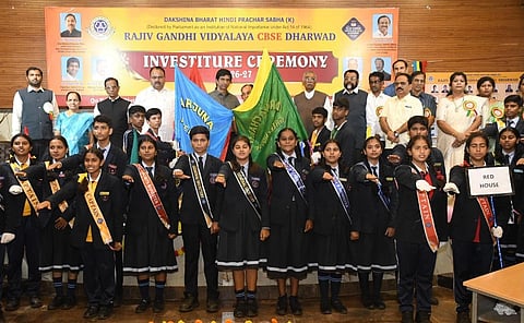 ಧಾರವಾಡ ರಾಜೀವ ಗಾಂಧಿ ವಿದ್ಯಾಲಯದಲ್ಲಿ ಪ್ರಸಕ್ತ ಸಾಲಿನ ವಿದ್ಯಾಥಿರ್ ಪರಿಷತ್​ನ ಇನ್ವೆಸ್ಟಿಚರ್​ ಸಮಾರಂಭ ಜರುಗಿತು.