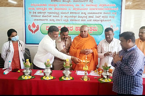 ಗುಂಡ್ಲುಪೇಟೆ ತಾಲೂಕಿನ ತೆರಕಣಾಂಬಿ ಗ್ರಾಮದ ಪ್ರಾಥಮಿಕ ಆರೋಗ್ಯ ಕೇಂದ್ರದಲ್ಲಿ ಆಯೋಜಿಸಿದ್ದ ರಕ್ತದಾನ ಶಿಬಿರವನ್ನು ಕೆ.ಎಂ.ಮಹೇಶ್ ಉದ್ಘಾಟಿಸಿದರು. ಶ್ರೀಸರ್ಪಭೂಷಣ ಸ್ವಾಮೀಜಿ, ಶ್ರೀಷಡಕ್ಷರಿ ಸ್ವಾಮೀಜಿ, ಚಂದ್ರಶೇಖರ್ ಇದ್ದರು.