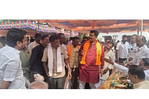 ದುರ್ಗಾದೇವಿ ಜಾತ್ರಾಮಹೋತ್ಸವ ನಿಮಿತ್ತ ಗಂಗಾವತಿಗೆ ಆಗಮಿಸಿದ ಜಿಲ್ಲಾ ಉಸ್ತುವಾರಿ ಸಚಿವ ಶಿವರಾಜ ತಂಗಡಗಿ, ಜಯನಗರ ಬಿಜೆಪಿ ಮುಖಂಡ ಜೋಗದ ನಾಯಕ ಅವರ ಮನೆಯಲ್ಲಿ ಬಿಜೆಪಿ ಮುಖಂಡರಾದ ಎಚ್.ಎಸ್. ಗಿರೇಗೌಡ, ಸಾಗರ ಮುನವಳ್ಳಿ ಇತರರು ಇದ್ದರು.