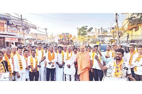ಗಂಗಾವತಿ ಶಾರದಾನಗರದ ಶ್ರೀಶಾರದಾ ದೇವಾಲಯದ ಆವರಣದಲ್ಲಿ ಹಿಂದೂ ಸಮ್ಮೇಳನ ಸಮಿತಿಯಿಂದ  ಹಮ್ಮಿಕೊಂಡ ವಿರಾಟ ಹಿಂದೂ ಸಮ್ಮೇಳನ ನಿಮಿತ್ತ ಭಾರತ ಮಾತೆ ಭಾವಚಿತ್ರದ ಮೆರವಣಿಗೆ ನಡೆಯಿತು. ಕಲ್ಮಠದ ಕೊಟ್ಟೂರು ಸ್ವಾಮೀಜಿ, ಮಾಜಿ ಶಾಸಕ ಪರಣ್ಣಮುನವಳ್ಳಿ, ಮಾಜಿ ಸಂಸದ ಎಸ್.ಶಿವರಾಮೇಗೌಡ, ಬಿಜೆಪಿ ಜಿಲ್ಲಾ ಮಾಜಿ ಅಧ್ಯಕ್ಷ ಸಿಂಗನಾಳ ವಿರೂಪಾಕ್ಷಪ್ಪ  ಇತರರಿದ್ದರು.