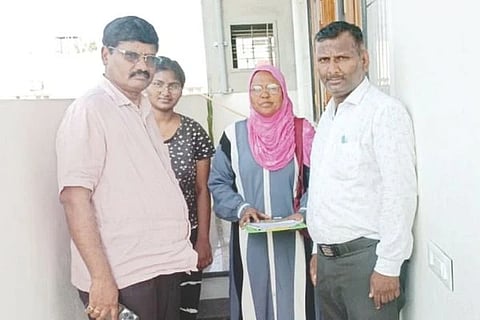 ಗಂಗಾವತಿ ತಾಲೂಕಿನ ವಡ್ಡರಹಟ್ಟಿಯ ಸಿಬಿಎಸ್ ಟೀಚರ್ಸ್‌ ವ್ಯಾಲಿಯಲ್ಲಿ ನಡೆಯುತ್ತಿರುವ ಜನಗಣತಿ ಸ್ಥಳಕ್ಕೆ ನೋಡಲ್ ಅಧಿಕಾರಿ ಜಿಪಂ ಉಪ ಕಾರ್ಯದರ್ಶಿ ಟಿ.ಕೃಷ್ಣಮೂರ್ತಿ ಮಂಗಳವಾರ ಭೇಟಿ ನೀಡಿ ಮಾಹಿತಿ ಪಡೆದುಕೊಂಡರು. ಮೇಲ್ವಿಚಾರಕ ಸಿದ್ಧಲಿಂಗೇಶ ಪೂಲಭಾವಿ, ಗಣತಿದಾರರಾದ ಶಬನಾ ಇತರರಿದ್ದರು.