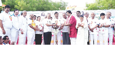 ಗಂಗಾವತಿ ಬಾಲಕರ ಸ.ಪ.ಪೂ.ಕಾಲೇಜು ಮೈದಾನದಲ್ಲಿ ಸರ್ವ ಯೋಗ, ಧ್ಯಾನ ಆಧ್ಯಾತ್ಮ ಬಳಗ ಮತ್ತು ಸ್ಪೂರ್ತಿ ಆಯುರ್ವೇದಿಕ್ ಮೆಡಿಕಲ್ ಕಾಲೇಜು ಸಹಯೋಗದಲ್ಲಿ ಹಮ್ಮಿಕೊಂಡಿದ್ದ ಅಂತಾರಾಷ್ಟ್ರೀಯ ಯೋಗ ದಿನ ಕಾರ್ಯಕ್ರಮವನ್ನು ಶಾಸಕ ಗಾಲಿ ಜನಾರ್ದನರೆಡ್ಡಿ ಉದ್ಘಾಟಿಸಿದರು. ಮಾಜಿ ಶಾಸಕ ಪರಣ್ಣ ಮುನವಳ್ಳಿ, ಮಾಜಿ ಸಂಸದ ಎಸ್.ಶಿವರಾಮನಗೌಡ ಇತರರಿದ್ದರು.
