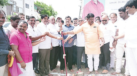 ಗಂಗಾವತಿಯ ವಿರುಪಾಪುರದಲ್ಲಿ ನಗರ ವ್ಯಾಪ್ತಿಯ ರಸ್ತೆ ಅಭಿವೃದ್ಧಿ ಕಾಮಗಾರಿಗೆ ಶಾಸಕ ಗಾಲಿ ಜನಾರ್ದನರೆಡ್ಡಿ ಭೂಮಿ ಪೂಜೆ ನೆರವೇರಿಸಿದರು. ಪೌರಾಯುಕ್ತ ಆರ್.ವಿರೂಪಾಕ್ಷಮೂರ್ತಿ, ಪ್ರಮುಖರಾದ ಮೆಹ್ರೂಜ್‌ಅಲಿಖಾನ್, ಯಮನೂರ ಚೌಡ್ಕಿ ಇತರರಿದ್ದರು.