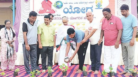ಹನುಮಸಾಗರದ ಕರ್ನಾಟಕ ಪಬ್ಲಿಕ್ ಸ್ಕೂಲ್ ಆವರಣದಲ್ಲಿ ಹಮ್ಮಿಕೊಂಡಿದ್ದ ಅಂತಾರಾಷ್ಟ್ರೀಯ ಯೋಗ ದಿನ ಕಾರ್ಯಕ್ರಮವನ್ನು ಗಣ್ಯರು ಉದ್ಘಾಟಿಸಿದರು. ಯೋಗ ಸಾಧಕರಾದ ಶಿವಶಂಕರ ಮೆದಿಕೇರಿ, ಆನಂದ ಕಾಟವಾ, ಆದಿತ್ಯ, ಕ್ರೀಡಾ ಸಂಸ್ಥೆಯ ಅಧ್ಯಕ್ಷ ಸತೀಶ ಜಮಖಂಡಿಕರ, ಸಮುದಾಯ ಆರೋಗ್ಯ ಅಧಿಕಾರಿ ಬೀರಪ್ಪ ಇತರರಿದ್ದರು.