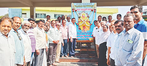 ಹನೂರಿನಲ್ಲಿ ಲಿಂಗೈಕ್ಯ ಡಾ. ಶ್ರೀ ಶಿವಕುಮಾರ ಸ್ವಾಮೀಜಿ ಅವರ 7ನೇ ವರ್ಷದ ಸಂಸ್ಮರಣೆ ಕಾರ್ಯಕ್ರಮ ನಡೆಯಿತು. ಮುರುಡೇಶ್ವರಸ್ವಾಮಿ, ಸೋಮಶೇಖರ್, ಜಗದೀಶ್, ಗುರುಮಲ್ಲಪ್ಪ ಇತರರು ಇದ್ದರು.