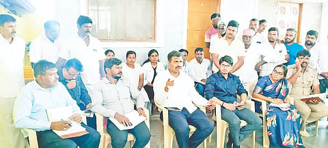 ಬೂದಬಾಳು ಶ್ರೀಗುಡಿಹಟ್ಟಿ ವೆಂಕಟರಮಣ ಸ್ವಾಮಿ ಜಾತ್ರೆ ಸಂಬಂಧ ಶಾಸಕ ಎಂ.ಆರ್. ಮಂಜುನಾಥ್ ಅಧ್ಯಕ್ಷತೆಯಲ್ಲಿ ಪೂರ್ವಭಾವಿ ಸಭೆ ನಡೆಯಿತು. ದಿನೇಶ್ ಕುಮಾರ್ ಮೀನಾ, ಕೆ.ಎನ್ ಚೈತ್ರಾ, ಬಸವರಾಜು, ಉಮೇಶ್ ಇತರರು ಇದ್ದರು.