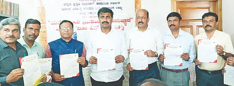 ಹನೂರಿನ ಶಾಸಕರ ನಿವಾಸದಲ್ಲಿ ಆಯೋಜಿಸಿದ್ಧ ಮನೆಗೊಂಡು ಗ್ರಂಥಾಲಯ ಕಾರ್ಯಕ್ರಮಕ್ಕೆ ಶಾಸಕ ಎಂ.ಆರ್ ಮಂಜುನಾಥ್ ಭಿತ್ತಿಪತ್ರ ಪ್ರದರ್ಶಿಸುವುದರ ಮೂಲಕ ಚಾಲನೆ ನೀಡಿದರು. ಡಾ.ಮಾನಸ, ಡಾ. ಶಿವರಾಜಪ್ಪ, ಅಂಶಿ ಪ್ರಸನ್ನಕುಮಾರ್ ಇತರರಿದ್ದರು. 