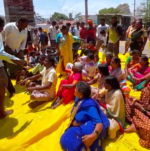 ಲೊಕ್ಕನಹಳ್ಳಿಯಲ್ಲಿ ಗ್ರಾಮಸ್ಥರು ರಸ್ತೆ ಸಂಚಾರ ತಡೆದು ಪ್ರತಿಭಟಿಸಿದರು. 