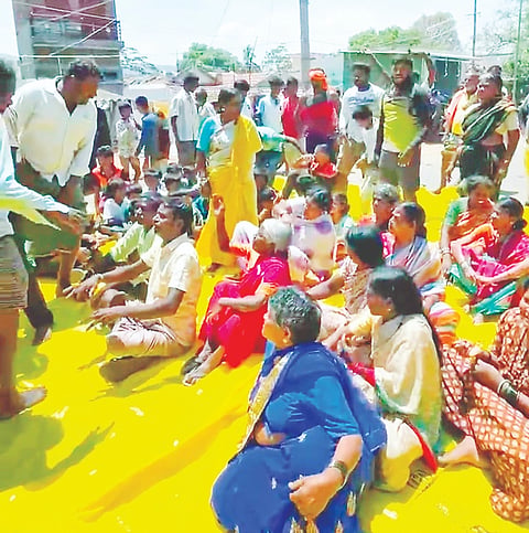 ಲೊಕ್ಕನಹಳ್ಳಿಯಲ್ಲಿ ಗ್ರಾಮಸ್ಥರು ರಸ್ತೆ ಸಂಚಾರ ತಡೆದು ಪ್ರತಿಭಟಿಸಿದರು. 