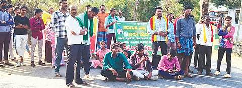  ಕಾಡು ಪ್ರಾಣಿಗಳ ಹಾವಳಿಯನ್ನು ತಡೆಗಟ್ಟುವಂತೆ ಹಾಗೂ ರಸ್ತೆ ಅಭಿವೃದ್ಧಿ ಪಡಿಸುವಂತೆ ಒತ್ತಾಯಿಸಿ ಚಿಕ್ಕರಂಗಶೆಟ್ಟಿ ಕ್ರಾಸ್‌ನಲ್ಲಿ ರೈತ ಸಂಘ ಹಾಗೂ ಕರ್ನಾಟಕ ಹಿತ ರಕ್ಷಣಾ ವೇದಿಕೆ ಪದಾಧಿಕಾರಿಗಳು ಪ್ರತಿಭಟನೆ ನಡೆಸಿದರು. 