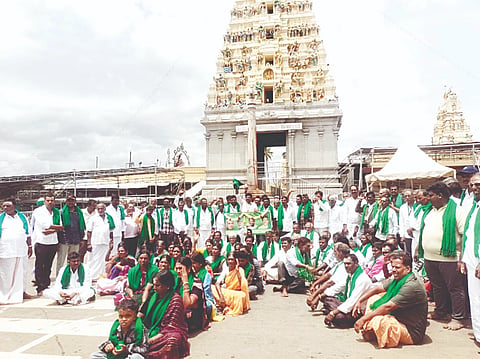 ಮಲೆಮಹದೇಶ್ವರ ಬೆಟ್ಟದಲ್ಲಿ ರೈತ ಸಂಘ ಹಾಗೂ ಹಸಿರು ಸೇನೆ ವತಿಯಿಂದ ಹುತಾತ್ಮ ರೈತರಿಗೆ ಶ್ರದ್ಧಾಂಜಲಿ ಸಲ್ಲಿಸಲಾಯಿತು. ಸೋಮಣ್ಣ, ಚಿಕ್ಕರಾಜು, ಪುಟ್ಟಸ್ವಾಮಿ, ಶ್ವೇತಾ, ಪ್ರಭುಸ್ವಾಮಿ ಇತರರಿದ್ದರು. 