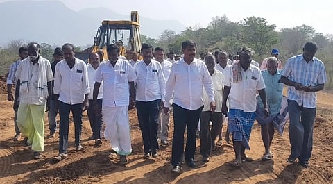 ಹಾಲೇರಿ ಕೆರೆಯಲ್ಲಿ ಕೈಗೊಂಡಿರುವ ಹೂಳೆತ್ತುವ ಕಾಮಗಾರಿ ಸ್ಥಳಕ್ಕೆ ಶಾಸಕ ಎಂ.ಆರ್.ಮಂಜುನಾಥ್ ಭೇಟಿ ನೀಡಿ ಪರಿಶೀಲಿಸಿದರು. ಮಾದೇಶ್, ಕಾರ್ತಿಕ್, ವಿಜಯಕುಮಾರ್, ತಂಗವೇಲು ಇತರರು ಇದ್ದರು.