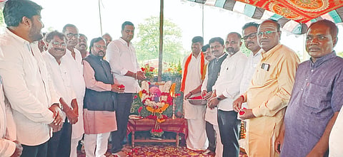ಹುಮನಾಬಾದ್​ನಲ್ಲಿ ದಿವಂಗತ ಮಾಜಿ ಲೋಕಸಭಾ ಸದಸ್ಯ ರಾಮಚಂದ್ರ ವೀರಪ್ಪ ಆರ್ಯ ಅವರ 22ನೇ ಪುಣ್ಯಸ್ಮರಣೆಯ ನಿಮಿತ್ತ ಶನಿವಾರ ಅವರ ಸಮಾಧಿಗೆ ಶಾಸಕ ಡಾ.ಸಿದ್ದಲಿಂಗಪ್ಪ ಪಾಟೀಲ್​ ಪುಷ್ಪನಮನ ಸಲ್ಲಿಸಿದರು. ಬಸವರಾಜ ಆರ್ಯ, ಸೋಮನಾಥ ಪಾಟೀಲ್​, ಬಾಬು ವಾಲಿ ಇತರರಿದ್ದರು.