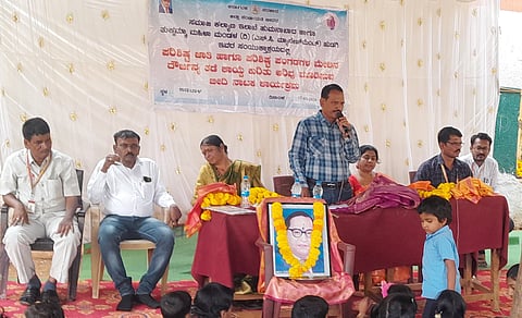  ಹುಮನಾಬಾದ್​ ತಾಲೂಕಿನ ಉಡಬಾಳ ಗ್ರಾಮದಲ್ಲಿ  ಶುಕ್ರವಾರ ಏರ್ಪಡಿಸಿದ್ದ ಪರಿಶಿಷ್ಟ ಜಾತಿ, ಪರಿಶಿಷ್ಟ ವರ್ಗಗಳ ಮೇಲಿನ ದೌರ್ಜನ್ಯ ತಡೆ ಕಾಯ್ದೆ ಕುರಿತ ಅಸ್ಪಶ್ಯತಾ ನಿವಾರಣೆ ಅರಿವು ಕಾರ್ಯಕ್ರಮದಲ್ಲಿ ಸಮಾಜ ಕಲ್ಯಾಣ ಸಹಾಯಕ ನಿರ್ದೇಶಕ ನಿಂಗರಾಜ ಅರಸ್​ ಮಾತನಾಡಿದರು. ಗ್ರಾಪಂ ಮಾಜಿ ಅಧ್ಯೆ ಅನುಸೂಯಾ, ಗ್ರಾಪಂ ಕಾರ್ಯದರ್ಶಿ ಶಂಕರ, ಮುಖ್ಯಗುರು ತನುಜಾ ಆಣದೂರ, ವಾಮನರಾವ ಖಪಾಲೆ, ವೀರಯ್ಯ ಸ್ವಾಮಿ, ಶಿವಕುಮಾರ ಇತರರಿದ್ದರು.