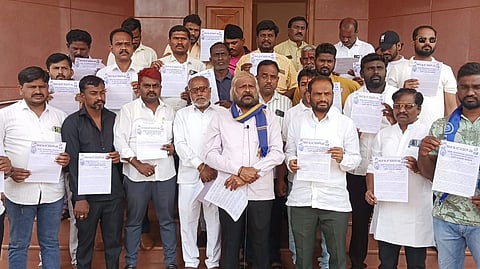 ಹುಮನಾಬಾದ್​ನಲ್ಲಿ ಶುಕ್ರವಾರ ಹಮ್ಮಿಕೊಂಂಡಿದ್ದ ಸಭೆಯಲ್ಲಿ ಹೋರಾಟ ಸಮಿತಿ ಪ್ರಮುಖ ಬಾಬು  ಟೈಗರ್​ ಕರಪತ್ರ ಬಿಡುಗಡೆಗೊಳಿಸಿ ಮಾತನಾಡಿದರು. ಲ್ಮಪುತ್ರ ಮಾಳಗೆ, ಶಿವಪುತ್ರ ಮಾಳಗೆ, ರಾಹುಲ್​ ಪ್ರಸಾದ, ಗೌತಮ ಸೇಡೋಳ, ವೈಜಿನಾಥ ಸಿಂಧೆ, ರಾಹುಲ್​ ಉದ್ಘಾ, ಗಣಪತಿ ಅಷ್ಟೂರೆ ಇತರರಿದ್ದರು.