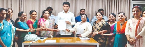 ಸೇವಾನಿರತ ಶಿಕ್ಷಕರಿಗೆ ಟಿಇಟಿ ಪರೀಕ್ಷೆಯಿಂದ ವಿನಾಯಿತಿ ನೀಡುವಂತೆ ಆಗ್ರಹಿಸಿ ಬೀದರ್​ನಲ್ಲಿ ಭಾನುವಾರ ಸಂಸದ ಸಾಗರ ಖಂಡ್ರೆ ಅವರಿಗೆ ಸಾವಿತ್ರಿಬಾಯಿ ಫುಲೆ ನ್ಯಾಷನಲ್​ ವುಮೆನ್​ ಟೀಚರ್ಸ್​ ಫೆಡರೇಷನ್​ ವತಿಯಿಂದ ಮನವಿ ಸಲ್ಲಿಸಲಾಯಿತು. ಡಾ.ಸಾರಿಕಾ ಎಸ್​.ಗಂಗಾ, ಶಾಂತಾಬಾಯಿ ಬಿರಾದಾರ, ನರಸಮ್ಮ ಪಾಟೀಲ್​, ಕೀರ್ತಿಲತಾ  ಇತರರಿದ್ದರು.