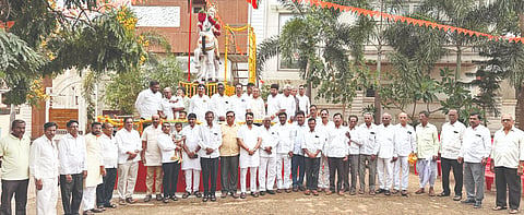  ಹುಮನಾಬಾದ್​ನ ಬಸವನಗರ ಬಡಾವಣೆಯ ಬಸವೇಶ್ವರ ವೃತ್ತದಲ್ಲಿ ಬಸವನಗರ ಜಾಗೃತಿ ಸಮಿತಿಯಿಂದ ಸೋಮವಾರ ಅದ್ದೂ ಬಸವ ಜಯಂತಿ ಉತ್ಸವ ಆಚರಿಸಲಾಯಿತು. ಸಮಿತಿ ಅಧ್ಯ ಬಾಬುರಾವ ವಾಡೆ, ಪ್ರಮುಖರಾದ ಮಲ್ಲಿಕಾರ್ಜುನ ಸಂಗಮಕರ, ಪಂಡಿತ ಬಾಳೂರೆ, ಅರವಿಂದ ಪಾಟೀಲ್​, ಸಿದ್ದು ಕಣಜಿ, ಡಿ.ಎಂ.ನಂದಿ, ಡಿ.ಸಿ.ಬಿರಾದಾರ, ಡಾ.ನಾಗೇಂದ್ರಕುಮಾರ ಇತರರಿದ್ದರು