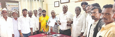ಹುಮನಾಬಾದ್​ ತಾಲೂಕಿನ ಮಲ್ಕಾಪುರವಾಡಿ ಗ್ರಾಮಕ್ಕೆ ಏಳು ಗಂಟೆ ನಿರಂತರ ತ್ರಿಫೇಸ್​ ವಿದ್ಯುತ್​ ಪೂರೈಕೆ ಕಲ್ಪಿಸುವಂತೆ ಆಗ್ರಹಿಸಿ ಹುಮನಾಬಾದ್​ ಕೆಪಿಟಿಸಿಎಲ್​ ಕಚೇರಿಯಲ್ಲಿ ಸೋಮವಾರ ಎಇಇ ರಮೇಶಕುಮಾರ ಮೈನಾಳೆ ಅವರಿಗೆ ರೈತರು ಮನವಿ ಸಲ್ಲಿಸಿದರು. ರೈತರಾದ ವೈಜಿನಾಥ ಪಾಟೀಲ್​, ಆನಂದ ದಾಡಗಿ, ಈಶ್ವರ ಚಿದ್ರಿ, ರೇವಣಯ್ಯ ಸ್ವಾಮಿ ಇತರರಿದ್ದರು.