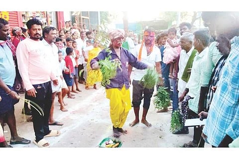 ಹಗರಿಬೊಮ್ಮನಹಳ್ಳಿ ತಾಲೂಕಿನ ಹಂಪಾಪಟ್ಟಣದಲ್ಲಿ ಯುಗಾದಿ ಹಬ್ಬ ಅಂಗವಾಗಿ ಪ್ರದರ್ಶನಗೊಂಡ ಮೋಡಿಕಾರ ಆಟ