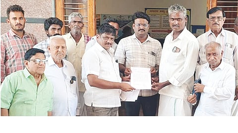 ಹಗರಿಬೊಮ್ಮನಹಳ್ಳಿ ಉಪತಹಸೀಲ್ದಾರ್ ಶಿವಕುಮಾರಗೌಡಗೆ ಸಕ್ರಿಹಳ್ಳಿ ಗ್ರಾಮಸ್ಥರು ಮನವಿ ಸಲ್ಲಿಸಿದರು. ಗ್ರಾಪಂ ಮಾಜಿ ಸದಸ್ಯ ಮಲ್ಲಿಕಾರ್ಜುನಗೌಡ, ಪ್ರಮುಖರಾದ ಎಚ್.ಮಂಜುನಾಥ, ಕರಿಬಸಪ್ಪ ಇತರರಿದ್ದರು.