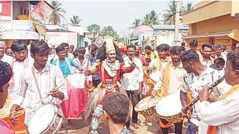 ಹೂವಿನಹಡಗಲಿ ತಾಲೂಕಿನ ಮಾಗಳ ಗ್ರಾಮದಲ್ಲಿ ವೀರಭದ್ರೇಶ್ವರ ಸ್ವಾಮಿ ಅಗ್ನಿಮಹೋತ್ಸವದ ನಿಮಿತ್ತ ಪುರವಂತರು ವಡಪುಗಳನ್ನು ಹೇಳಿದರು.