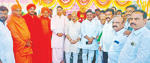 ಹಾನಗಲ್ಲ ತಾಲೂಕಿನ ಅಕ್ಕಿವಳ್ಳಿಯಲ್ಲಿ ಮಾಜಿ ಸಚಿವ ದಿ.ಮನೋಹರ ತಹಶೀಲ್ದಾರ ಅವರ ಕಂಚಿನ ಪುತ್ಥಳಿಯನ್ನು ಮಾಜಿ ಸಿಎಂ ಬಸವರಾಜ ಬೊಮ್ಮಾಯಿ ಅನಾವರಣಗೊಳಿಸಿದರು. ಬಿ.ಸಿ.ಪಾಟೀಲ, ವಿರುಪಾಕ್ಷಪ್ಪ ಬಳ್ಳಾರಿ, ಶಿವರಾಜ ಸಜ್ಜನರ, ಅರುಣಕುಮಾರ ಪೂಜಾರ ಇತರರಿದ್ದರು.