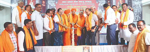 ಹಾನಗಲ್ಲಿನಲ್ಲಿ ಆಯೋಜಿಸಿದ್ದ ಶರಣ ಸಾಹಿತ್ಯ Vachana literature ಸಮ್ಮೇಳನವನ್ನು ಡಾ.ಸಿ. ಸೋಮಶೇಖರ ಉದ್ಘಾಟಿಸಿದರು. ಡಾ.ಗುರುಸಿದ್ಧ ರಾಜಯೋಗೀಂದ್ರ ಸ್ವಾಮೀಜಿ, ಶ್ರೀ ಶಿವಬಸವ ಸ್ವಾಮೀಜಿ, ನೀಲಮ್ಮ ಉದಾಸಿ ಇದ್ದರು.