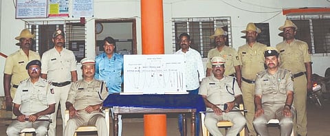 ಆರೋಪಿಯಿಂದ ವಶಪಡಿಸಿಕೊಂಡ ಚಿನ್ನಾಭರಣಗಳೊಂದಿಗೆ ಆಡೂರು ಠಾಣೆ ಪೊಲೀಸ್ ಅಧಿಕಾರಿಗಳು. 
