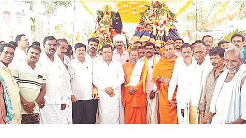 ಹರಪನಹಳ್ಳಿ ತಾಲೂಕಿನ ಸಿಂಗ್ರಿಹಳ್ಳಿ ದೊಡ್ಡ ತಾಂಡದಲ್ಲಿ ನಡೆದ ಸಂತ ಸೇವಾಲಾಲ್ ಹಾಗೂ ಮರಿಯಮ್ಮ ದೇವಿ ಜಾತ್ರೋತ್ಸವಕ್ಕೆ ಮಾಜಿ ಸಚಿವ ಪಿ.ಟಿ.ಪರಮೇಶ್ವರ ನಾಯ್ಕ ಚಾಲನೆ ನೀಡಿದರು. ಚಿತ್ರದುರ್ಗ ಬಂಜಾರ ಗುರು ಪೀಠದ ಸರ್ದಾರ್ ಸೇವಾಲಾಲ್ ಸ್ವಾಮೀಜಿ, ದೂಪದಹಳ್ಳಿ ಶಕ್ತಿಪೀಠದ ಶಿವಪ್ರಕಾಶ್ ಮಹಾರಾಜ, ತಾಂಡದ ನಾಯಕ, ಡಾವೋ, ಕಾರಭಾರಿ ಇತರರಿದ್ದರು.
