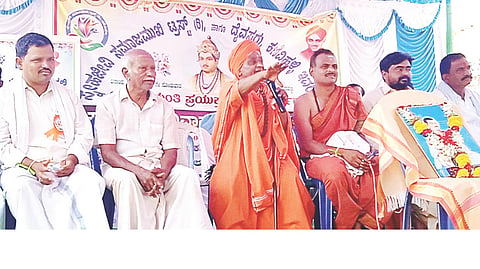 ಹರಪನಹಳ್ಳಿ ತಾಲೂಕಿನ ಕಣಿವಿಹಳ್ಳಿ ಗ್ರಾಮದಲ್ಲಿ ಬಸವ ಜಯಂತಿ ನಿಮಿತ್ತ ನಡೆದ ಸಾಮೂಹಿಕ ವಿವಾಹ ಕಾರ್ಯಕ್ರಮದಲ್ಲಿ ನೀಲಗುಂದ ಗುಡ್ಡದ ವಿರಕ್ತ ಮಠದ ಚನ್ನಬಸವ ಶಿವಯೋಗಿ ಮಾತನಾಡಿದರು. ಪ್ರಮುಖರಾದ ಕೊಟ್ರಯ್ಯ ಸ್ವಾಮಿ, ಸ್ನೇಹಜೀವಿ ಸಮಾಜಮುಖಿ ಟ್ರಸ್ಟ್ ಅಧ್ಯಕ್ಷ ಗೋಣಿಸ್ವಾಮಿ, ಉಪಾಧ್ಯಕ್ಷ ಎಂ.ಪ್ರಸಾದ್, ವೈ.ಡಿ.ಗೌರಮ್ಮ ಅಣ್ಣಪ್ಪ ಇತರರಿದ್ದರು.