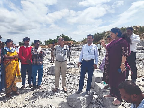 ಹುಲಿಯೂರುದುರ್ಗ ಹೋಬಳಿ ಪಾವಸಂದ್ರದ labour  ಸರ್ಕಾರಿ ಭೂಮಿಯಲ್ಲಿ ಅಕ್ರಮವಾಗಿ ನಡೆಯುತ್ತಿದ್ದ ಕಲ್ಲು ಗಣಿಗಾರಿಕೆ  ಮೇಲೆ ಅಧಿಕಾರಿಗಳು ದಾಳೀ ನಡೆಸಿದರು.