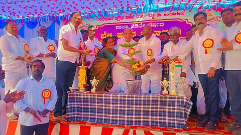 ಯಲಗಟ್ಟಾ ಸರ್ಕಾರಿ ಪ್ರೌಢಶಾಲೆಯಲ್ಲಿ ಏರ್ಪಡಿಸಿದ್ದ ಬೆಳ್ಳಿ ಮಹೋತ್ಸವವನ್ನು ಶಾಸಕ ಮಾನಪ್ಪ ವಜ್ಜಲ್ ಉದ್ಘಾಟಿಸಿದರು. ಮಾಜಿ ಶಾಸಕ ಡಿ.ಎಸ್. ಹೂಲಗೇರಿ, ಬಿಇಒ ಸುಜಾತಾ ಎಚ್., ಭೂಪನಗೌಡ ಕರಡಕಲ್, ಪಾಮಯ್ಯ ಮುರಾರಿ ಇತರರಿದ್ದರು.